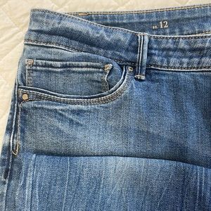White House Black Market size 12 crops in a medium blue distressed finish